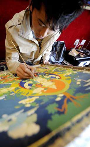 Tourism promotes Tibetan traditional painting industry
