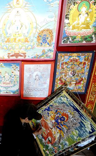 Tourism promotes Tibetan traditional painting industry