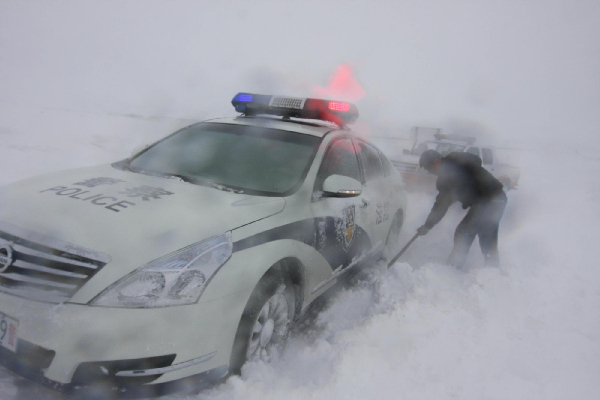 Snowstorm hits NW China's Xinjiang