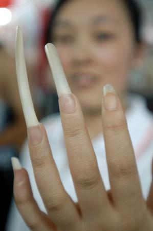世界上指甲最长的女人图片