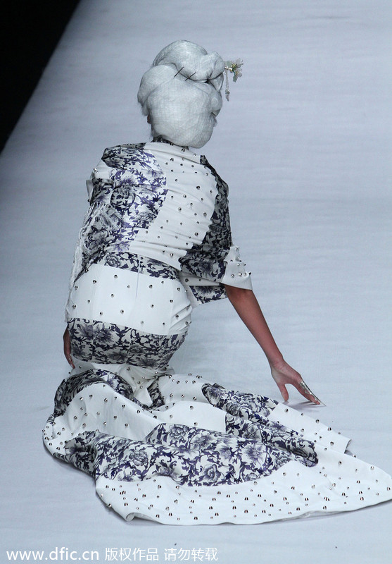 Stumbling models at China Fashion Week
