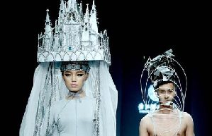 Stars highlight Burberry fashion show in Shanghai