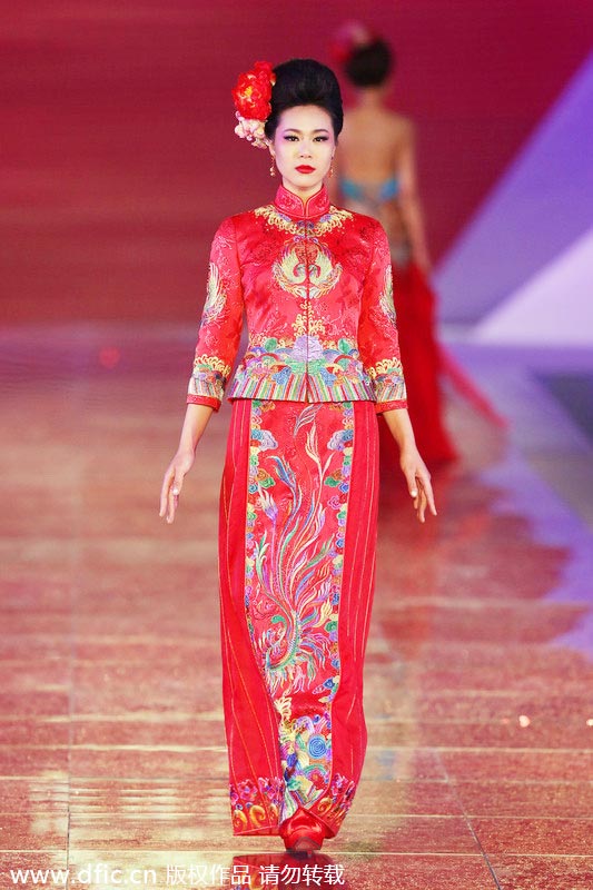 Traditional Chinese wedding dresses presented in Shanghai[4 ...