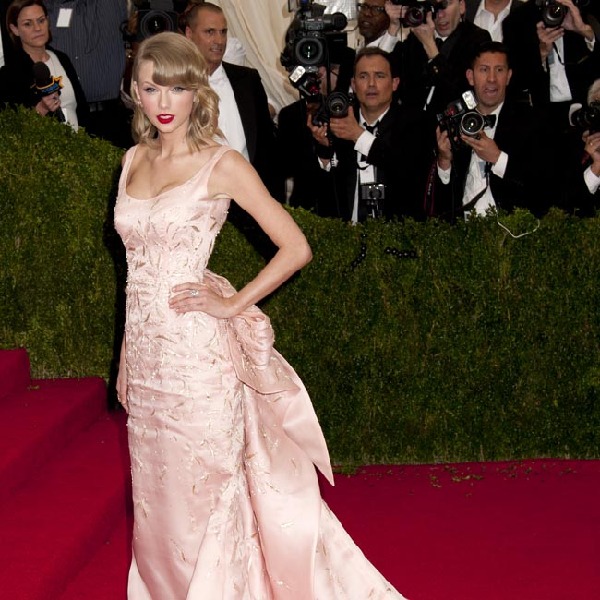 Taylor Swift in Met Gala cat attack - Life - Chinadaily.com.cn