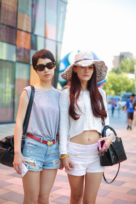 Fashionistas through the lens of street snapping