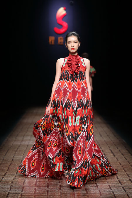 Xinjiang silk seeks a broader fashion stage