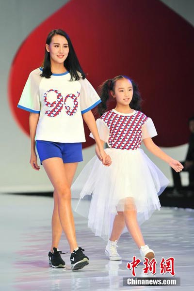 Children perform at fashion show in S China