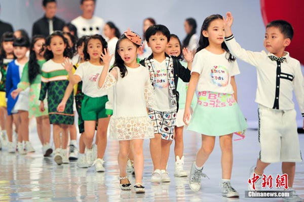 Children perform at fashion show in S China