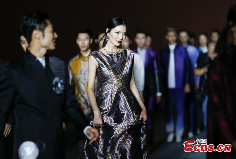 Feel the imperial-style fashion at Palace Museum night show