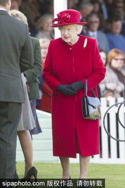 Queen Elizabeth's colorful outfits