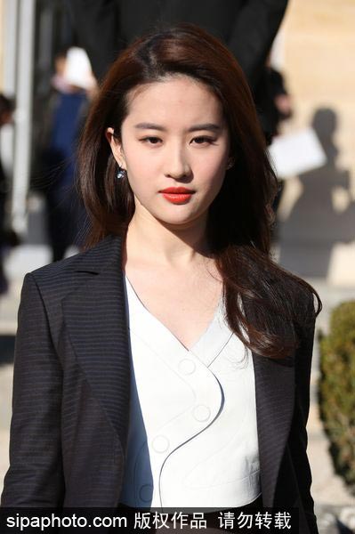 Liu Yifei attends fashion show in Paris