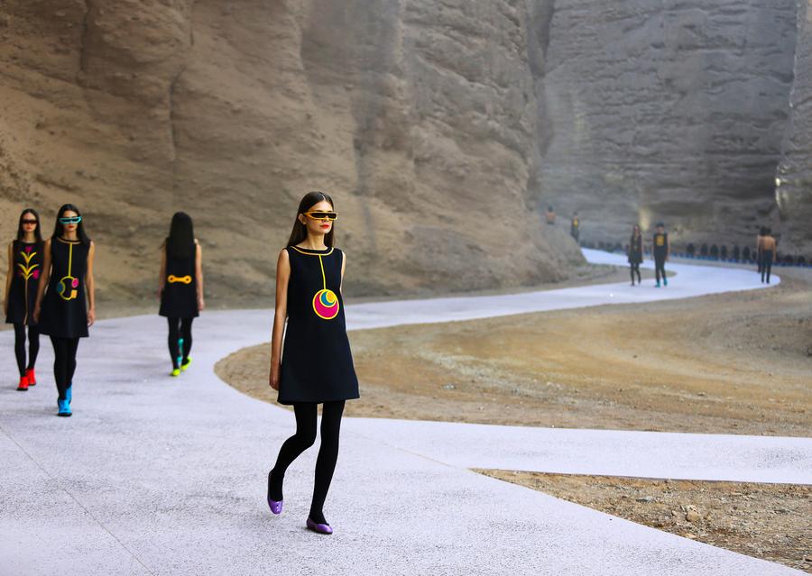 Fashion show held at Yellow River stone forest national geological park