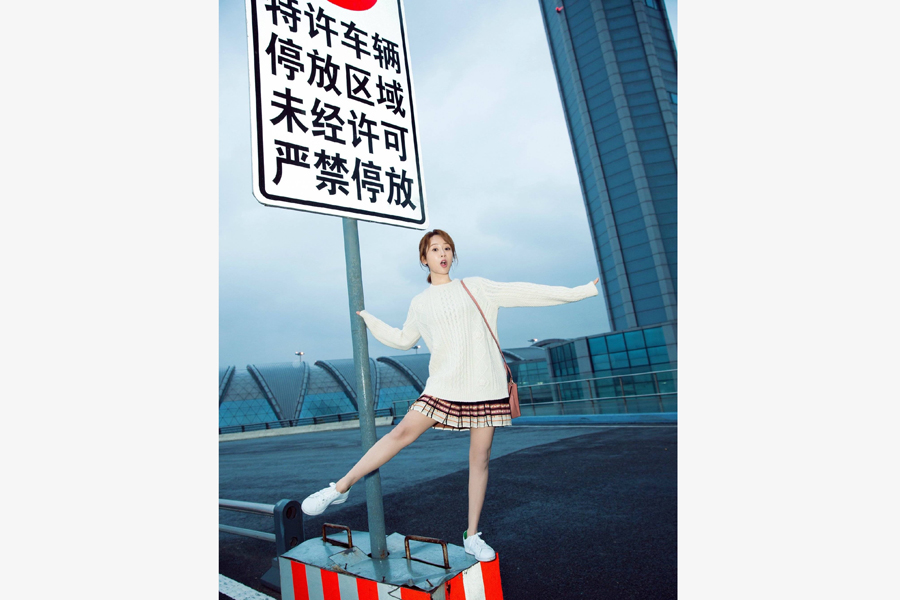 Actress Yang Zi releases fashion photos