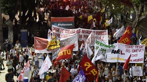 路透社：巴西多地爆发抗议世界杯游行