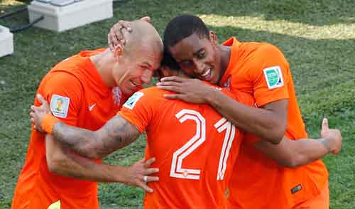 荷兰2-0智利：橙色军团力压智利夺小组头名