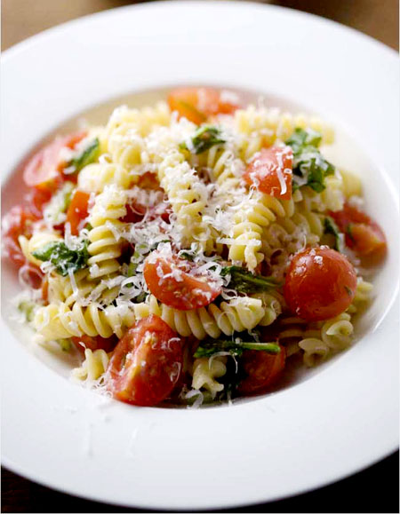 Pasta With Cherry Tomatoes and Arugula