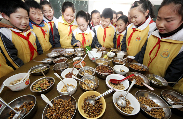 Chinese enjoy Longtaitou Festival traditional food
