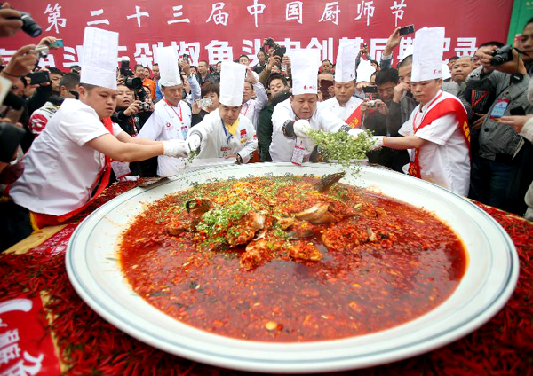 Giant fish head with diced hot peppers recorded in China's Changsha