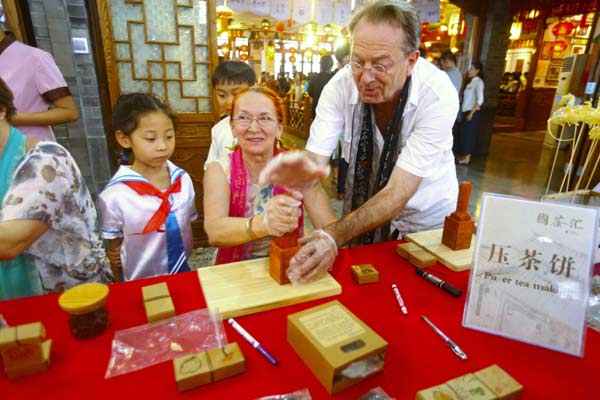 Ambassadors learn Chinese tea culture in Beijing