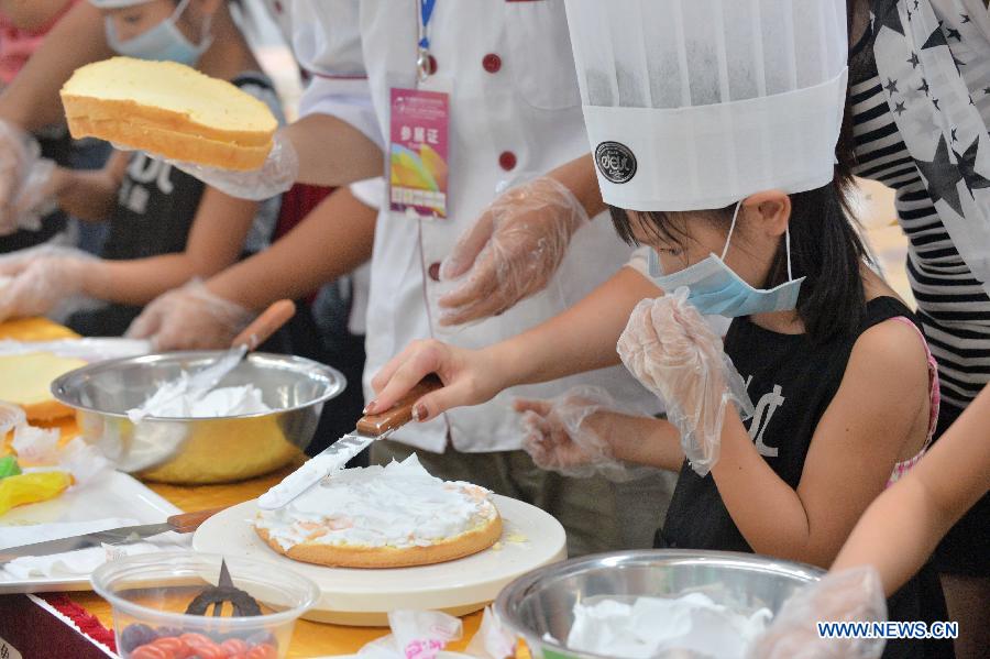 Children have fun at school supplies fair in Nanning