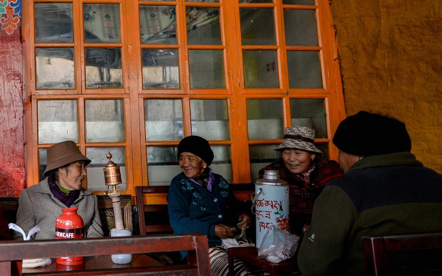 People enjoy drinking sweet tea in spare time in Lhasa