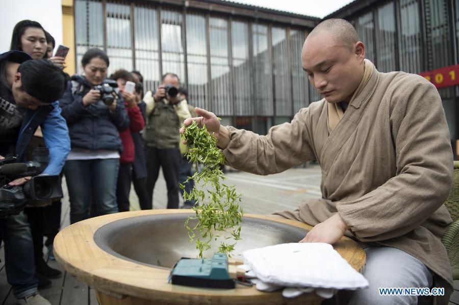 Monks begin to pick Fajing zen tea in Hangzhou