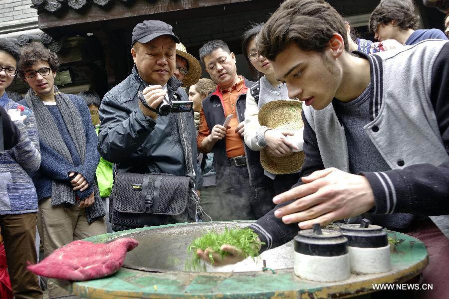 Swiss students visit tea garden in Hangzhou