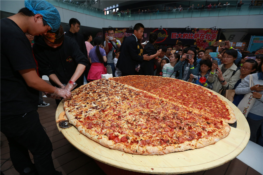 Taste buds tickled at Beijing's biggest pizza party