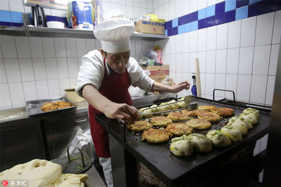 Famous Shanghai scallion pancake shop reopens with license