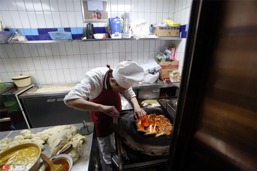 Famous Shanghai scallion pancake shop reopens with license
