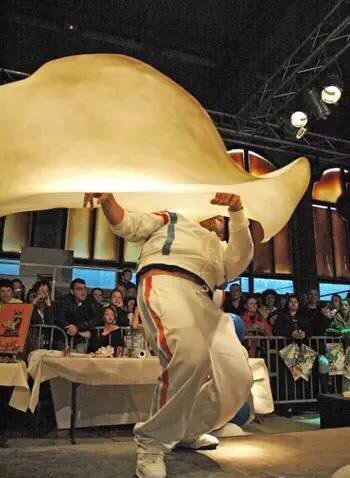 Showman puts fun in the art of making pizza
