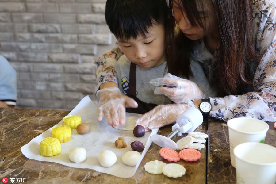 Pupils make traditional mooncakes in Shandong