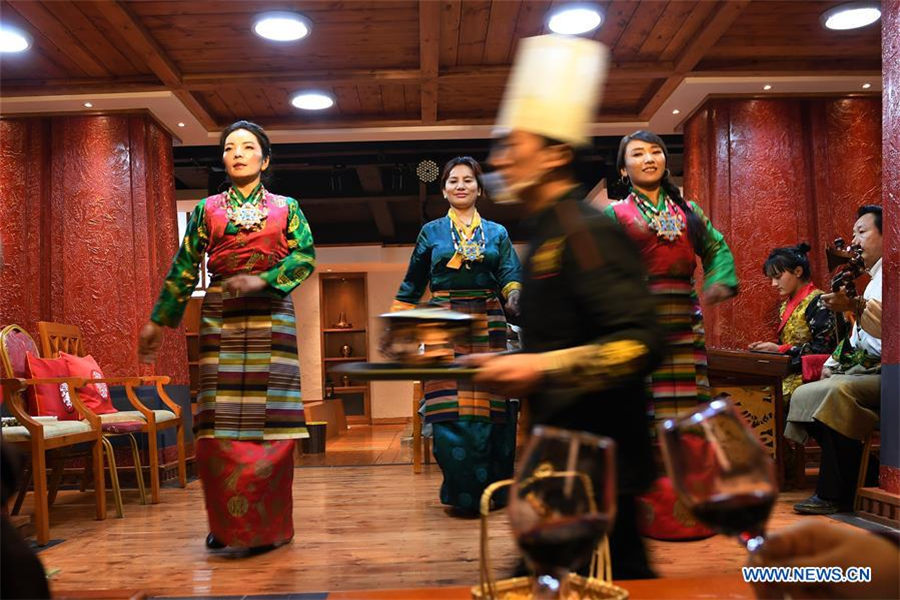 Restaurants with ethnic elements become popular in Lhasa