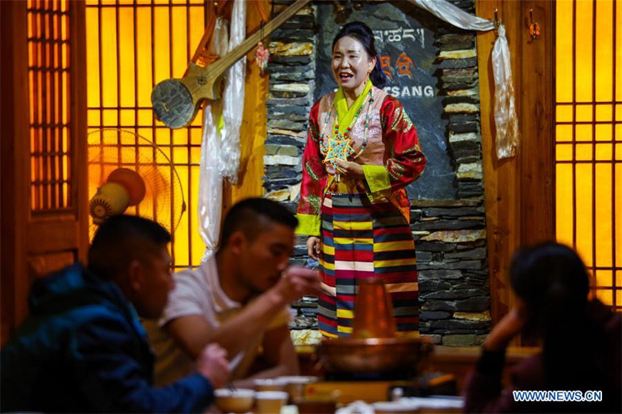 Restaurants with ethnic elements become popular in Lhasa