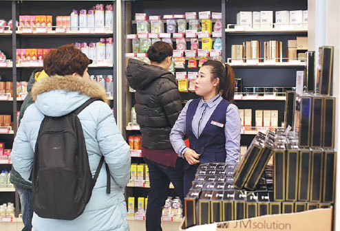 Demand from young consumers fuels surge in online shopping