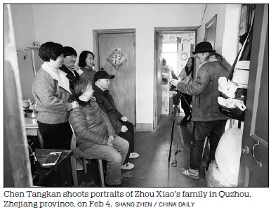 Snapping holiday portraits a dutiful tradition