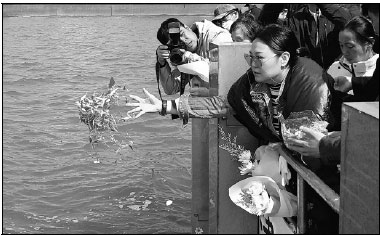 Burial of ashes at sea offers a green option after death