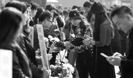 Crowds visit Nanjing Massacre hall, donate to survivors, comfort women