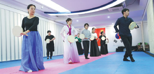 CULTURAL CENTERS BROADEN CHINESE HORIZONS