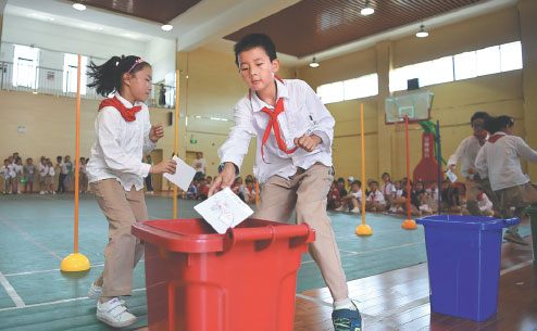 Garbage-sorting games used to win over Shanghai's younger generation