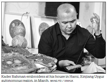 Uygur embroiderer keeps Hami heritage alive by embracing modern trends