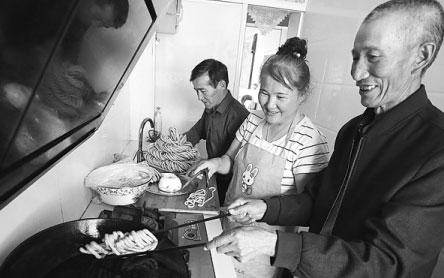 Yurt co-op gives tourists taste of Corban Festival in Xinjiang