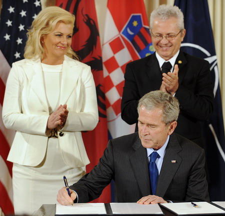Bush signs NATO protocols for Albania, Croatia
