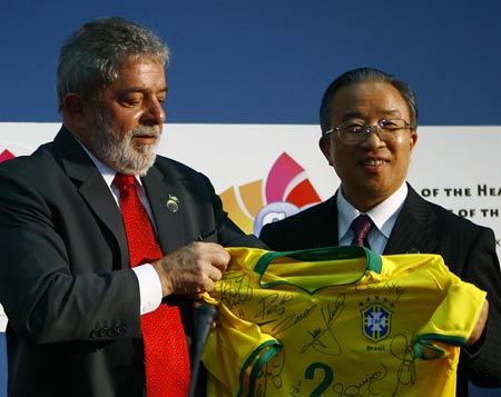 Lula presents uniforms of Brazilian national football team among G5