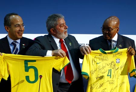 Lula presents uniforms of Brazilian national football team among G5