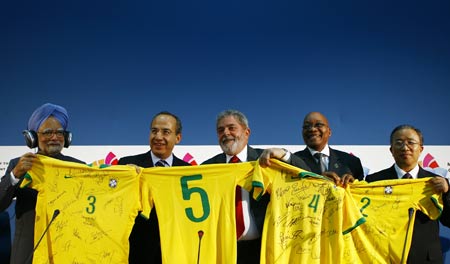 Lula presents uniforms of Brazilian national football team among G5