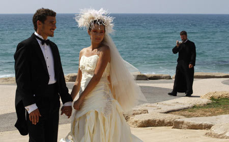 Israeli models display<FONT size=2> </FONT>paper<FONT size=2> </FONT>wedding dresses