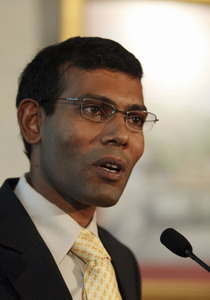 Maldives swears in former prisoner as president