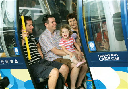 Ngong Ping 360 cable car resumes to visitors' delight