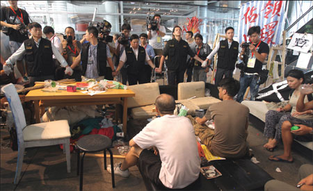 Bailiffs evict Occupy Central protesters from HSBC HQ